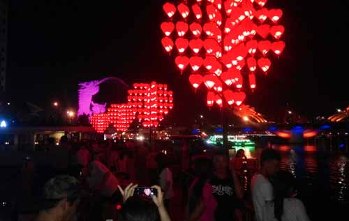 Lồng đèn Hội An tại Đà Nẵng - Trang trí cầu tình yêu Đà nẵng